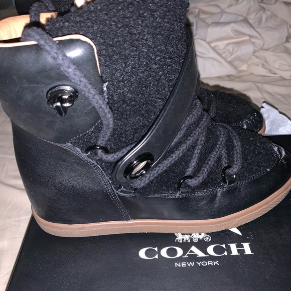 Monroe shearling shirl/black boots - Picture 3 of 6